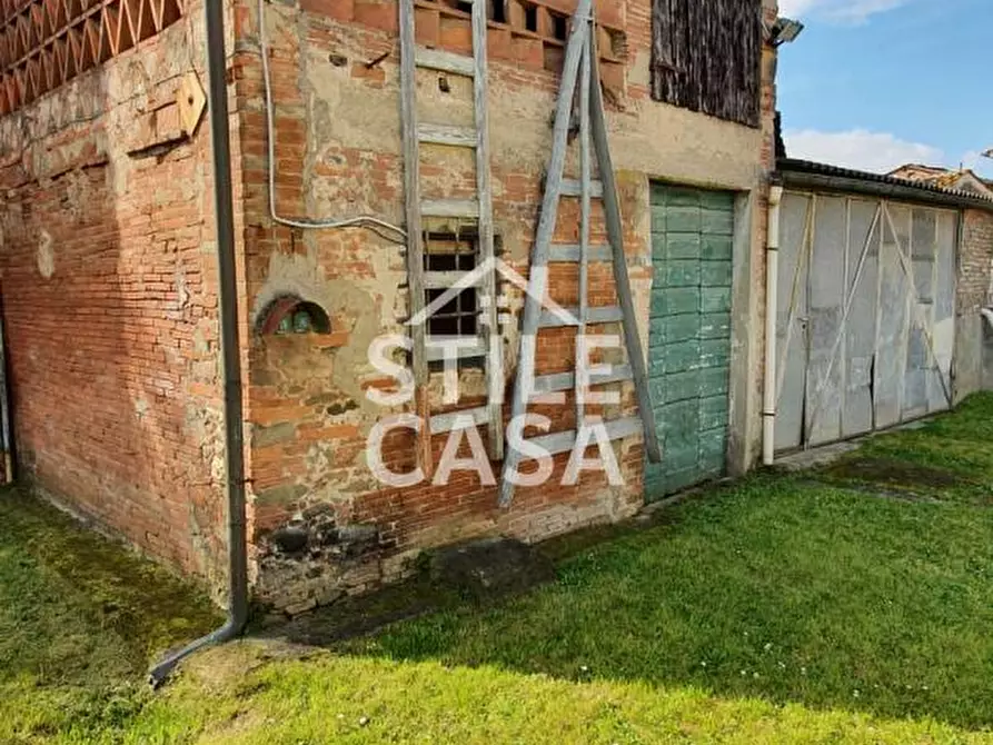 Immagine 8 di Deposito in vendita  a Lucca