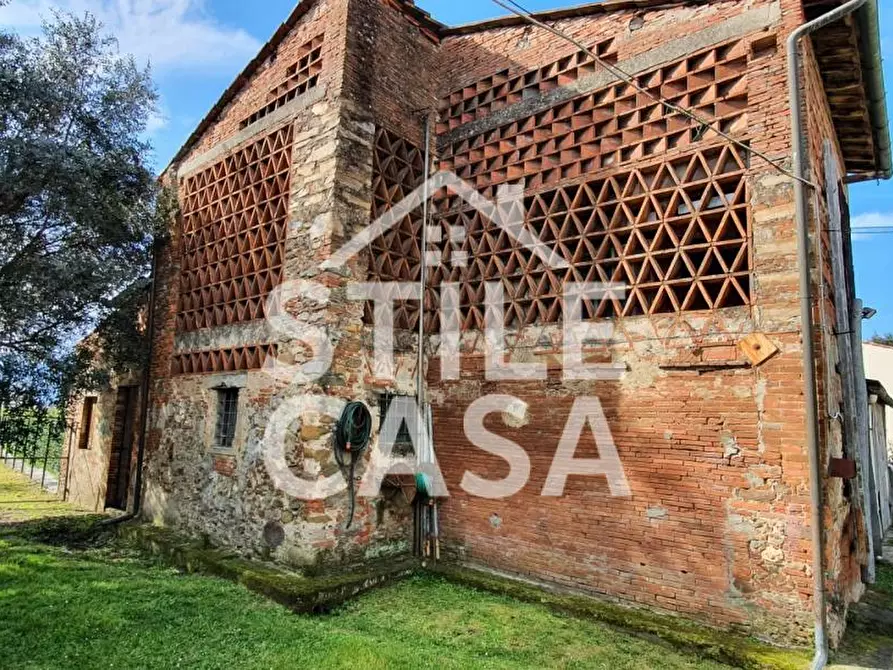 Immagine 2 di Deposito in vendita  a Lucca