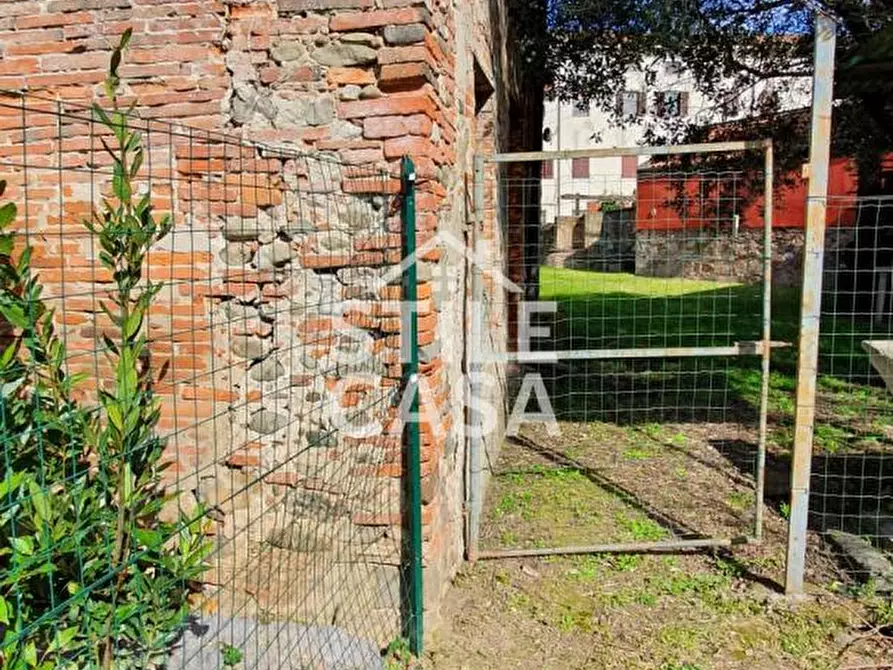 Immagine 7 di Deposito in vendita  a Lucca