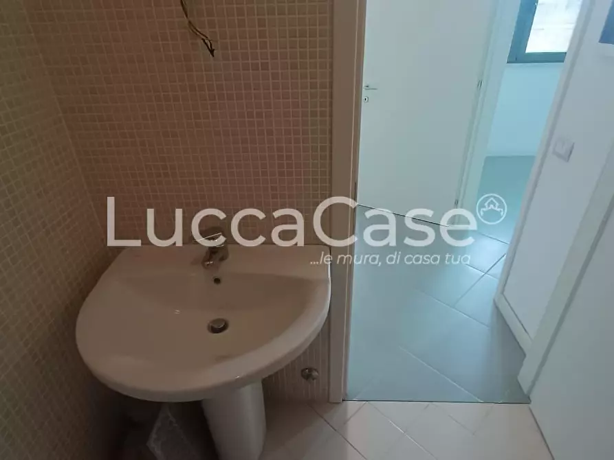 Immagine 6 di Locale commerciale in affitto  a Massarosa