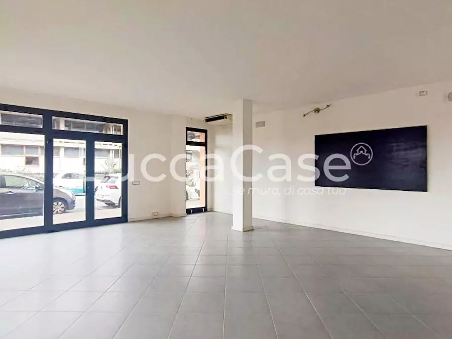 Immagine 2 di Locale commerciale in affitto  a Massarosa