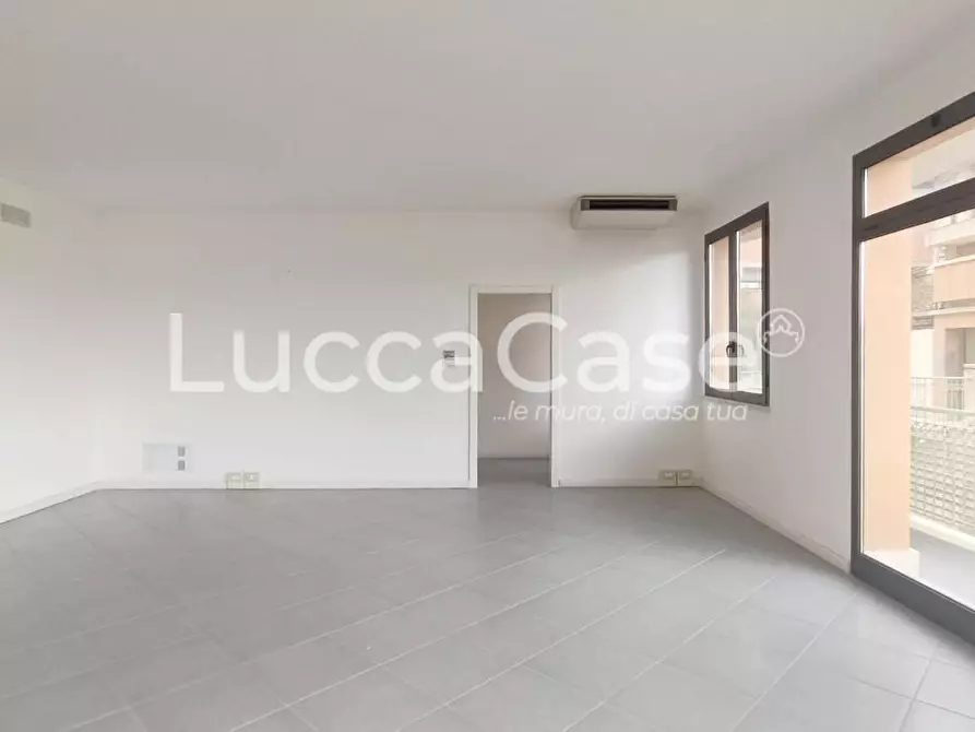 Immagine 3 di Locale commerciale in affitto  a Massarosa