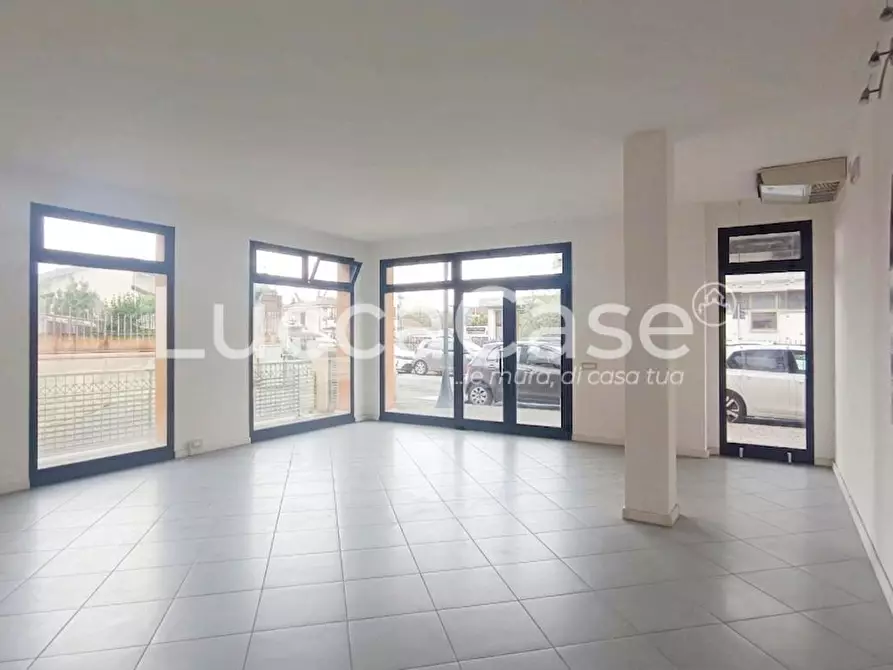 Immagine 1 di Locale commerciale in affitto  a Massarosa