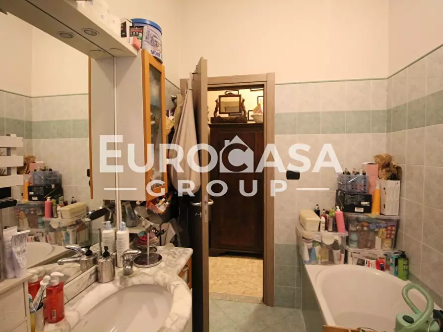 Immagine 5 di Appartamento in vendita  a Lucca