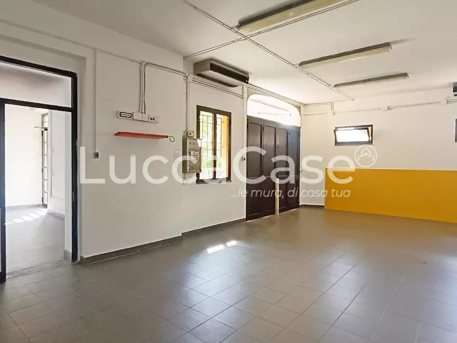 Immagine 14 di Locale commerciale in affitto  a Lucca