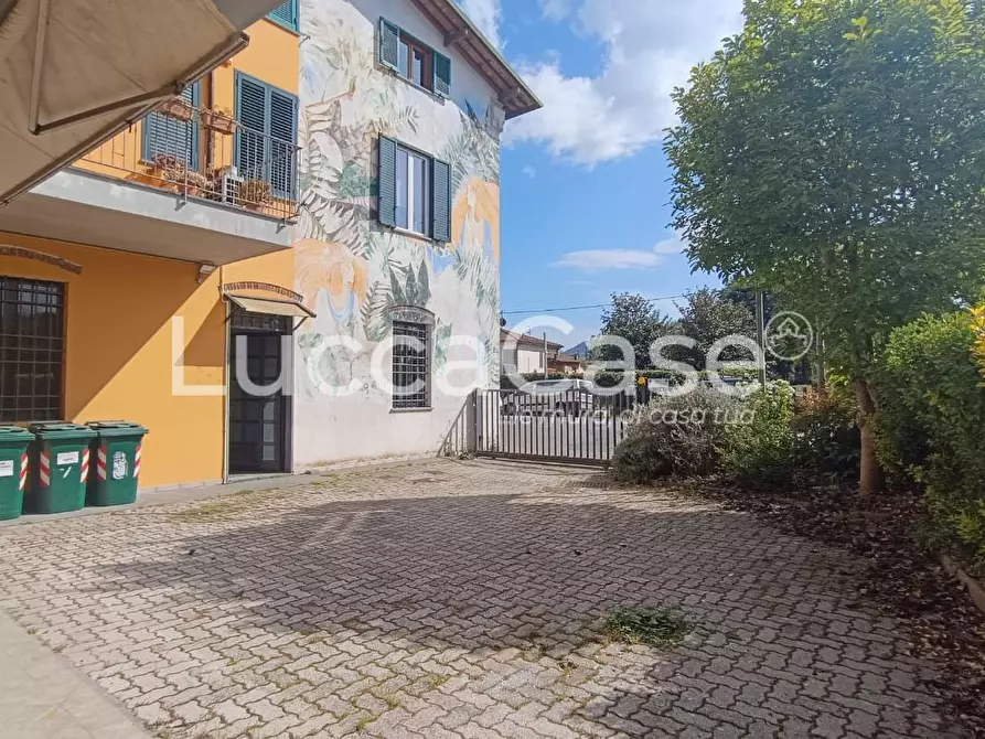 Immagine 19 di Locale commerciale in affitto  a Lucca