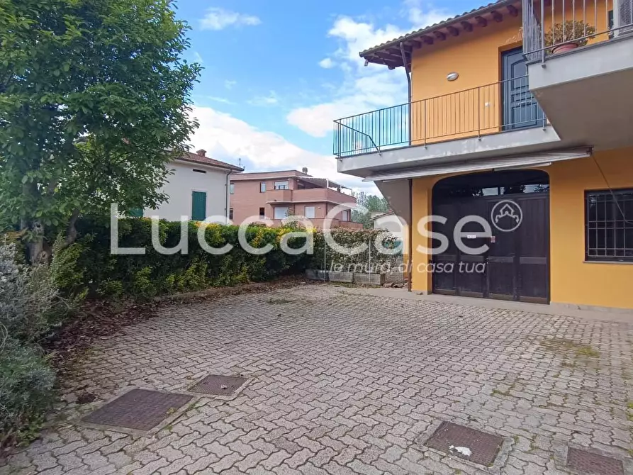 Immagine 17 di Locale commerciale in affitto  a Lucca