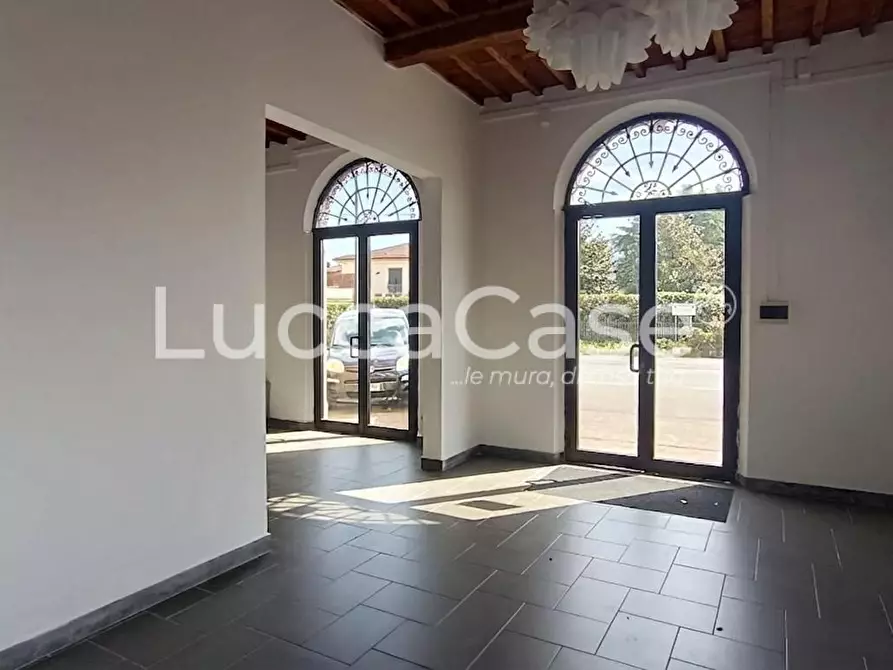 Immagine 1 di Locale commerciale in affitto  a Lucca