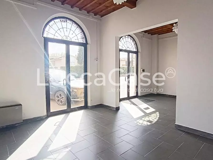 Immagine 3 di Locale commerciale in affitto  a Lucca