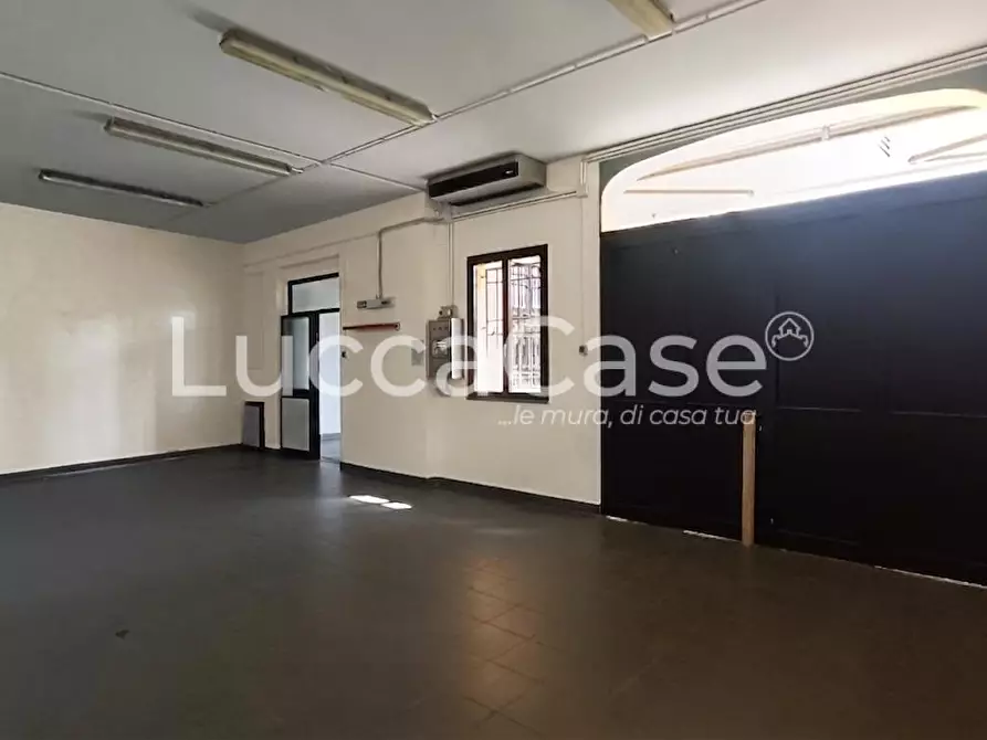 Immagine 11 di Locale commerciale in affitto  a Lucca