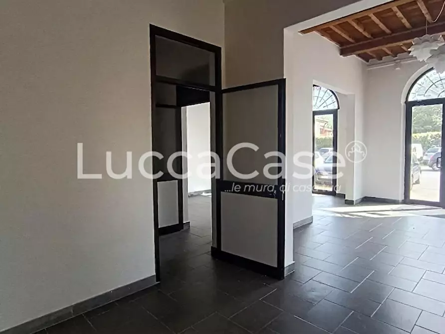 Immagine 8 di Locale commerciale in affitto  a Lucca