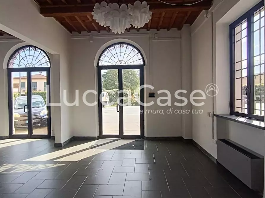 Immagine 2 di Locale commerciale in affitto  a Lucca