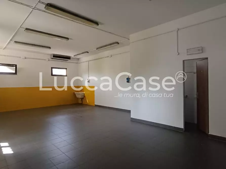 Immagine 15 di Locale commerciale in affitto  a Lucca