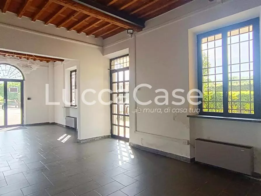 Immagine 4 di Locale commerciale in affitto  a Lucca