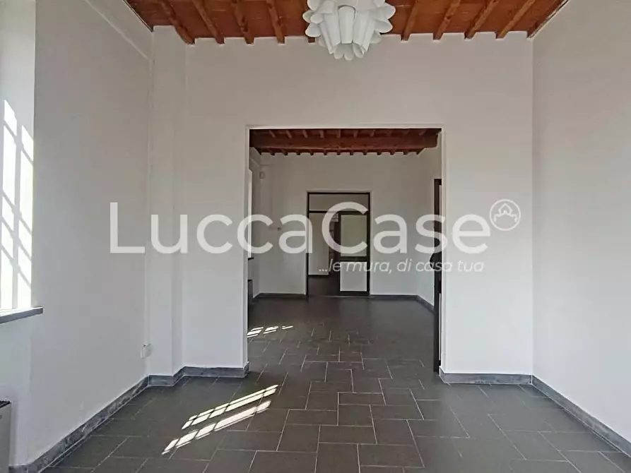 Immagine 10 di Locale commerciale in affitto  a Lucca