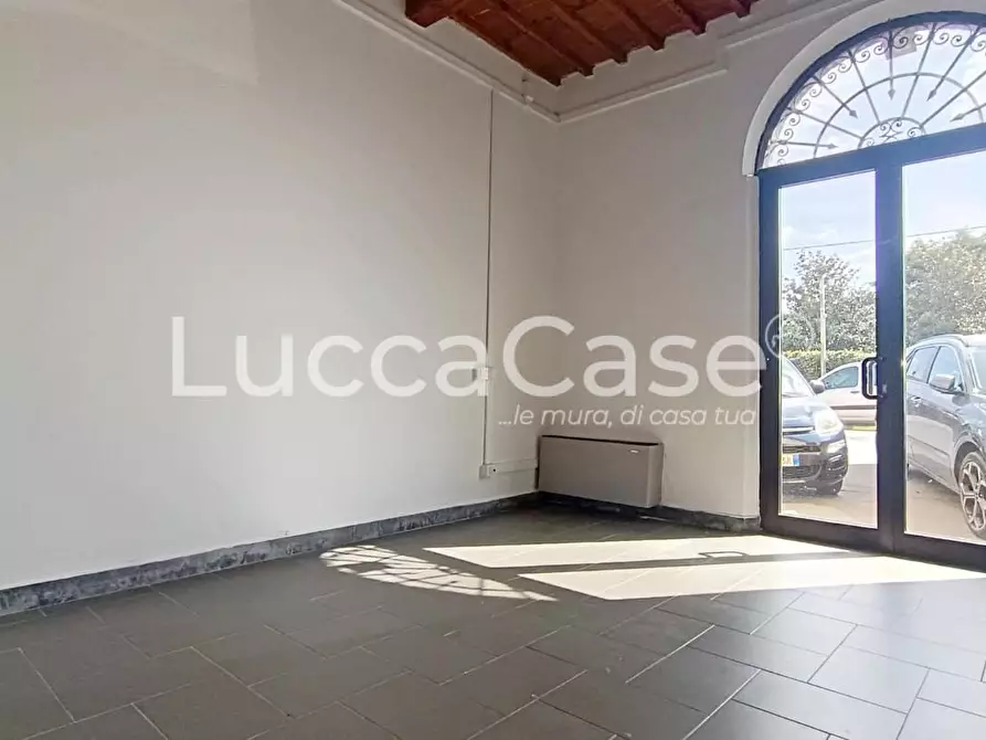Immagine 9 di Locale commerciale in affitto  a Lucca