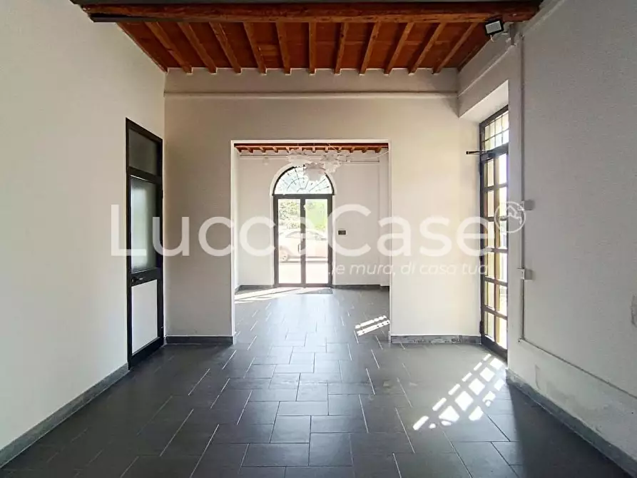 Immagine 5 di Locale commerciale in affitto  a Lucca