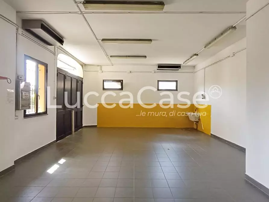 Immagine 12 di Locale commerciale in affitto  a Lucca