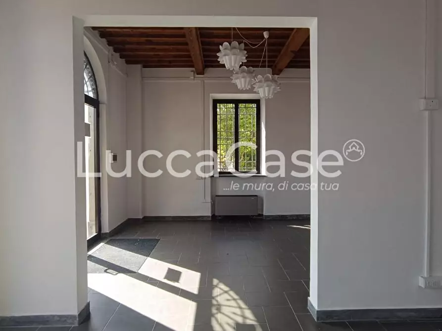 Immagine 7 di Locale commerciale in affitto  a Lucca
