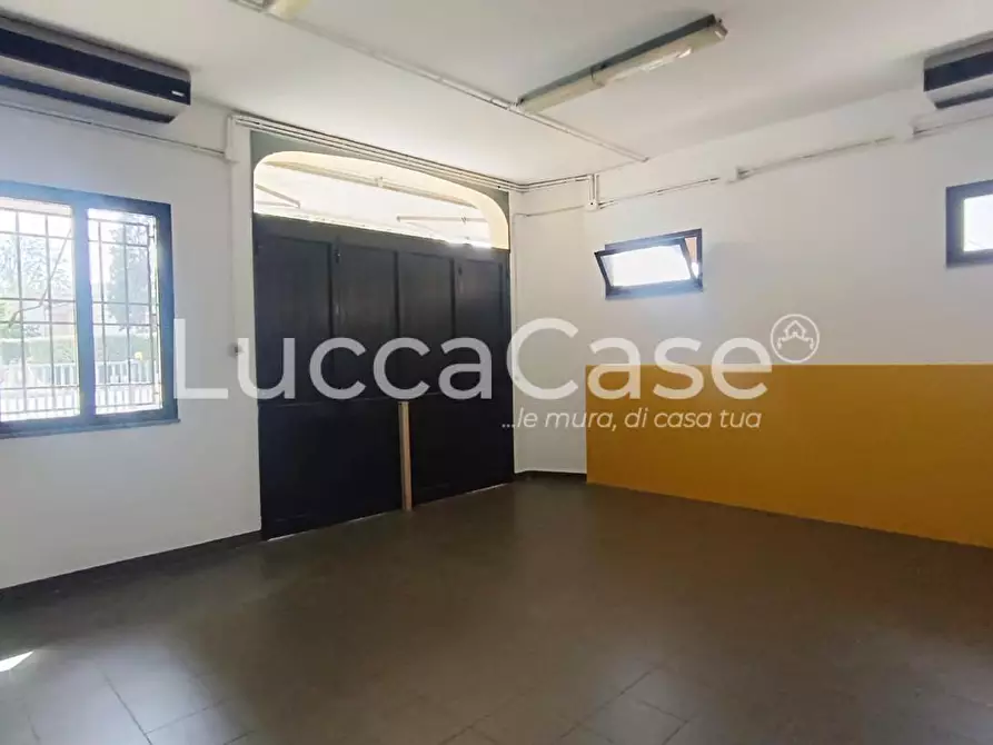 Immagine 13 di Locale commerciale in affitto  a Lucca