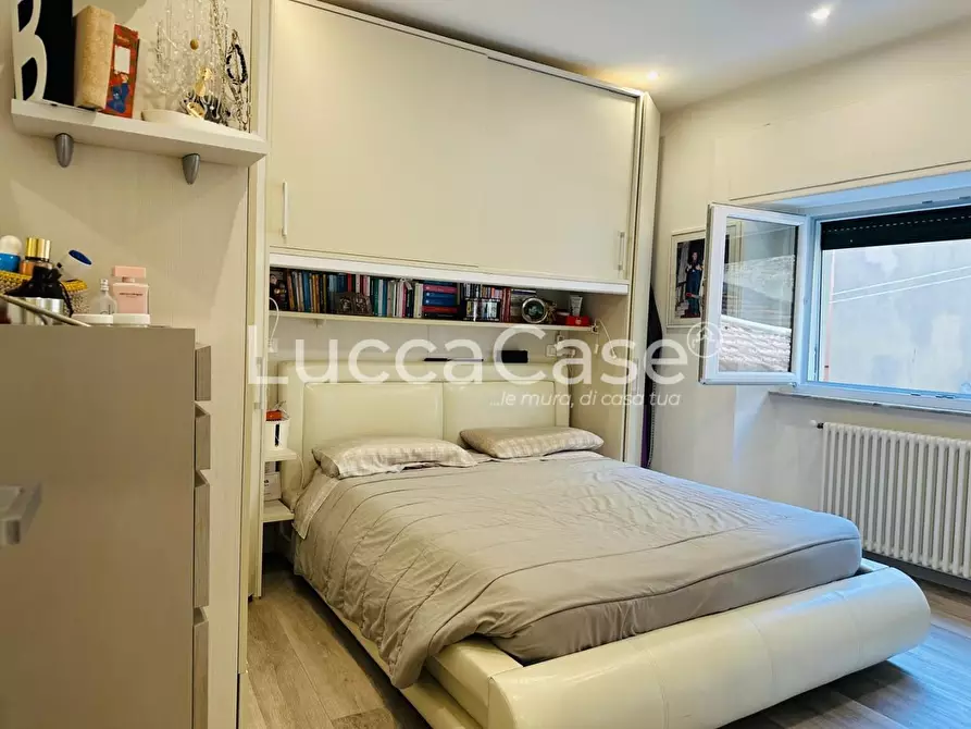 Immagine 15 di Appartamento in vendita  a Lucca