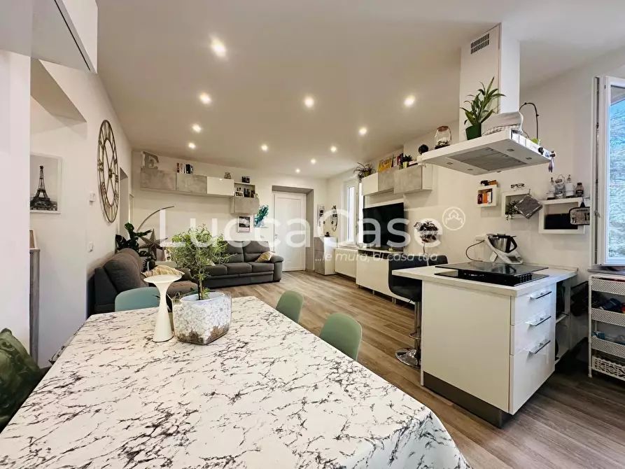 Immagine 5 di Appartamento in vendita  a Lucca