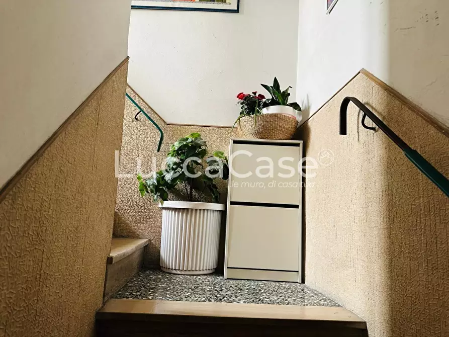 Immagine 30 di Appartamento in vendita  a Lucca