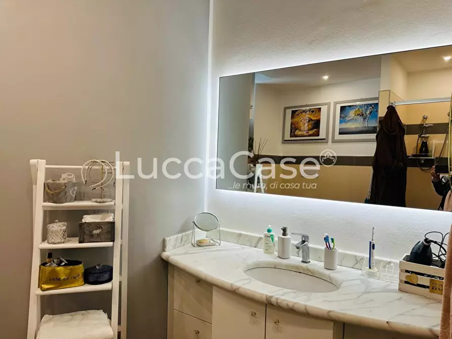 Immagine 23 di Appartamento in vendita  a Lucca