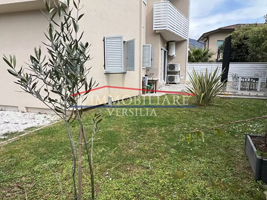 Immagine 8 di Appartamento in vendita  a Montignoso