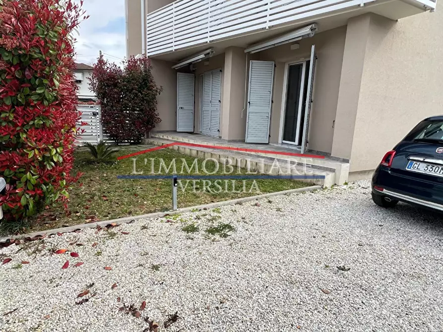 Immagine 2 di Appartamento in vendita  a Montignoso