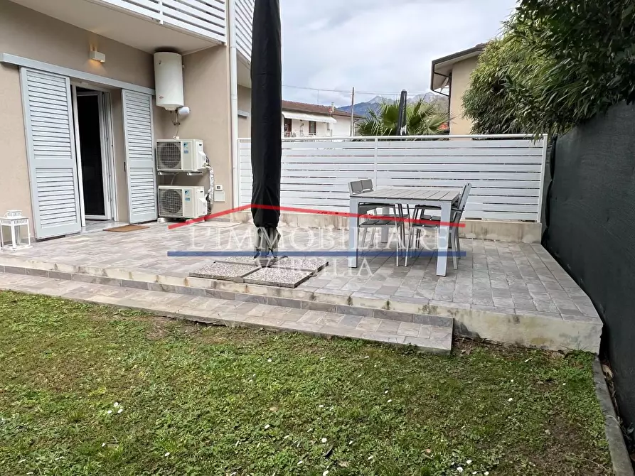 Immagine 10 di Appartamento in vendita  a Montignoso