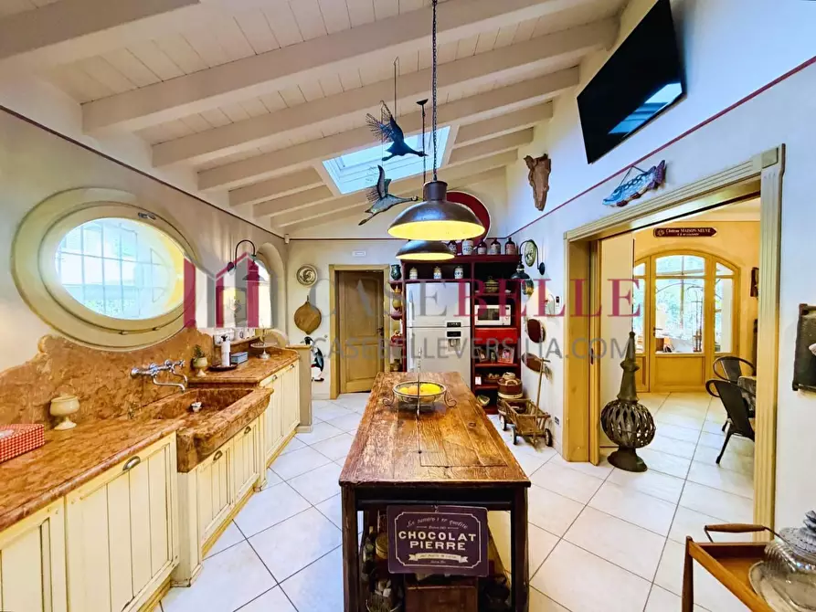 Immagine 18 di Villa in affitto  a Pietrasanta