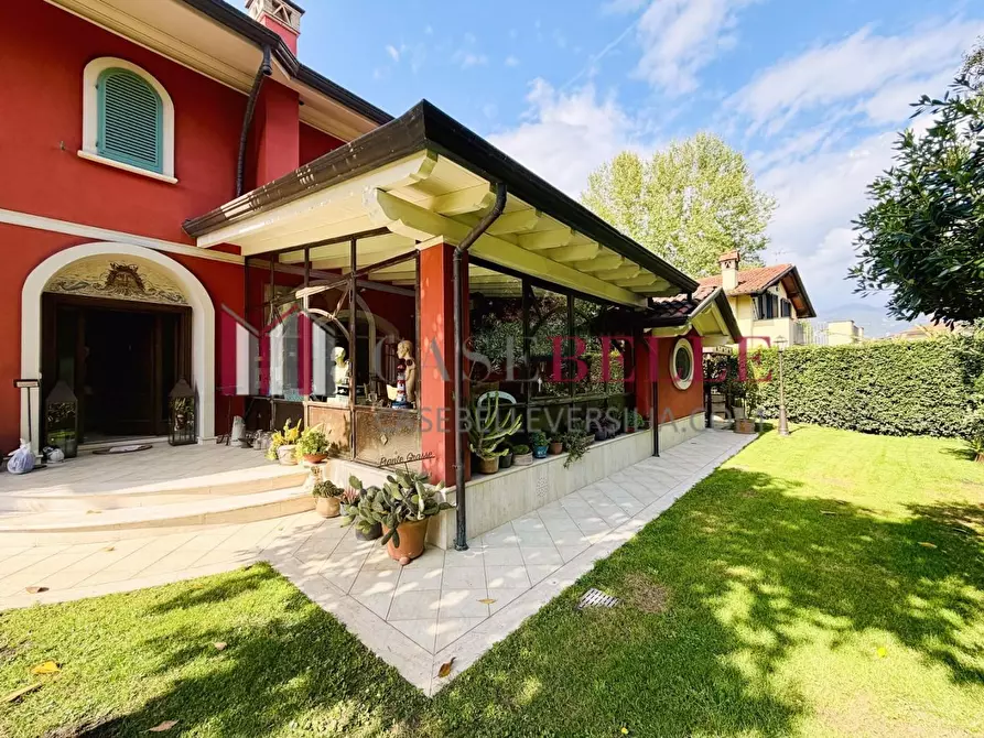 Immagine 1 di Villa in affitto  a Pietrasanta
