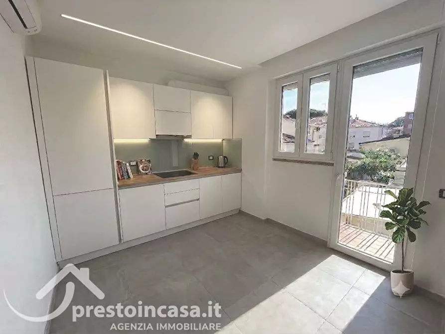 Immagine 2 di Appartamento in vendita  a Viareggio