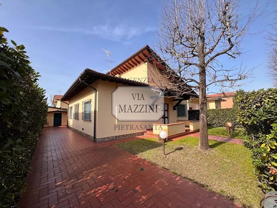 Immagine 1 di Villa in vendita  a Pietrasanta