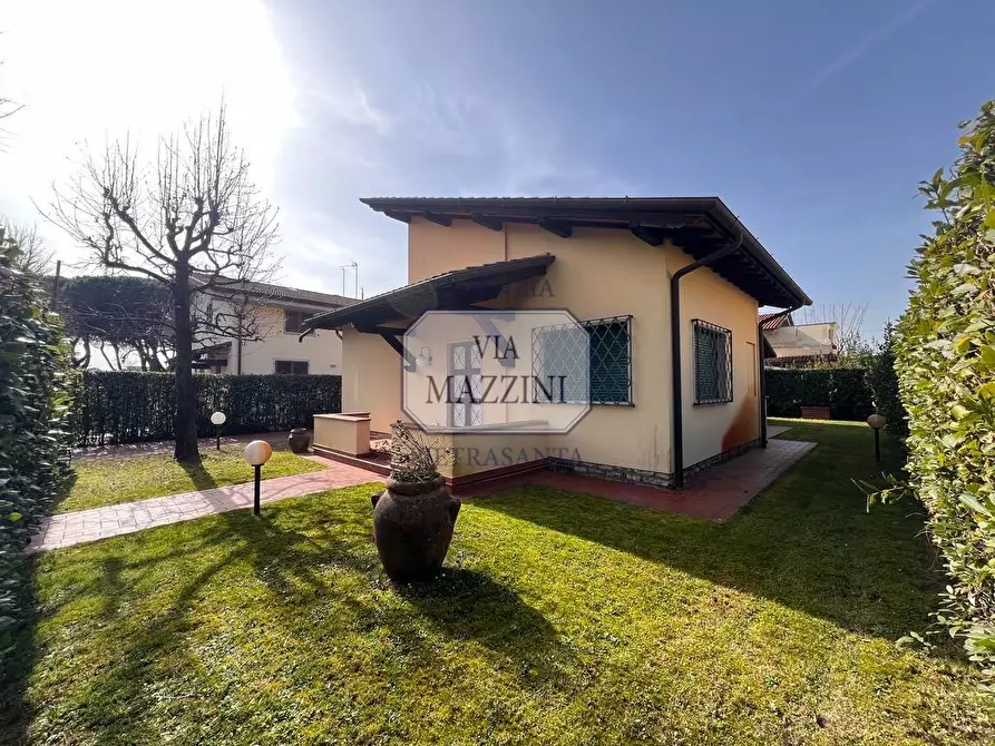 Immagine 5 di Villa in vendita  a Pietrasanta