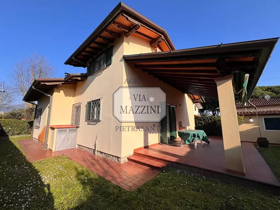 Immagine 2 di Villa in vendita  a Pietrasanta