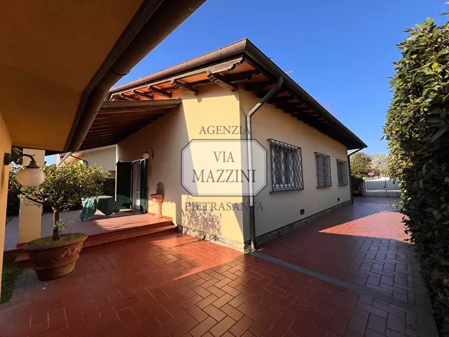 Immagine 4 di Villa in vendita  a Pietrasanta