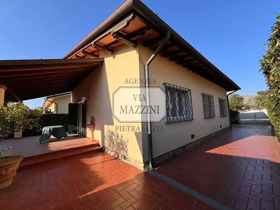 Immagine 3 di Villa in vendita  a Pietrasanta