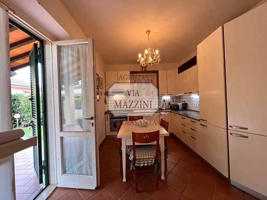 Immagine 12 di Villa in vendita  a Pietrasanta