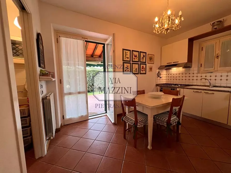 Immagine 11 di Villa in vendita  a Pietrasanta