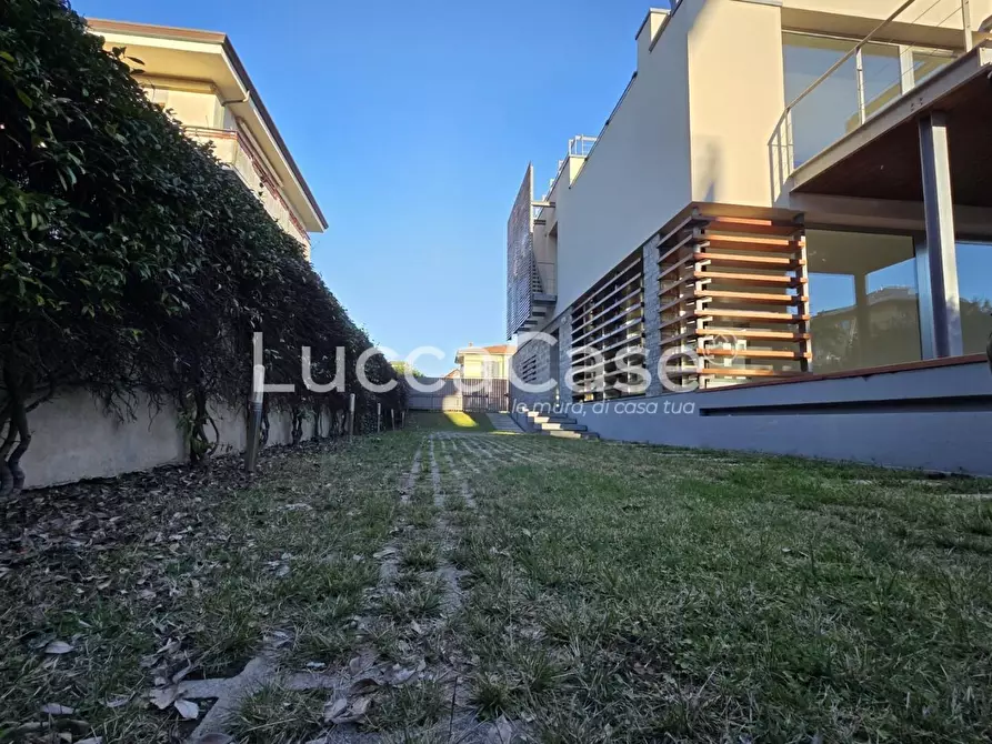 Immagine 2 di Villa in vendita  a Camaiore