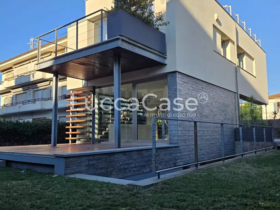 Immagine 19 di Villa in vendita  a Camaiore