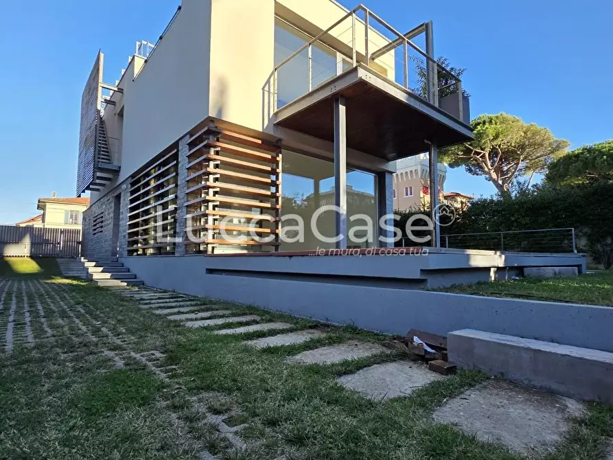 Immagine 6 di Villa in vendita  a Camaiore