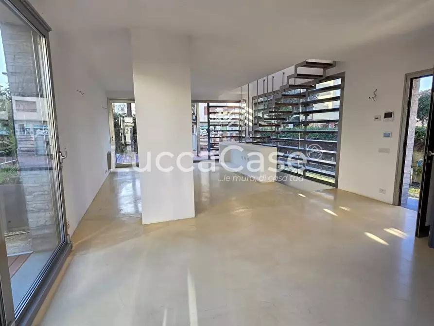 Immagine 10 di Villa in vendita  a Camaiore