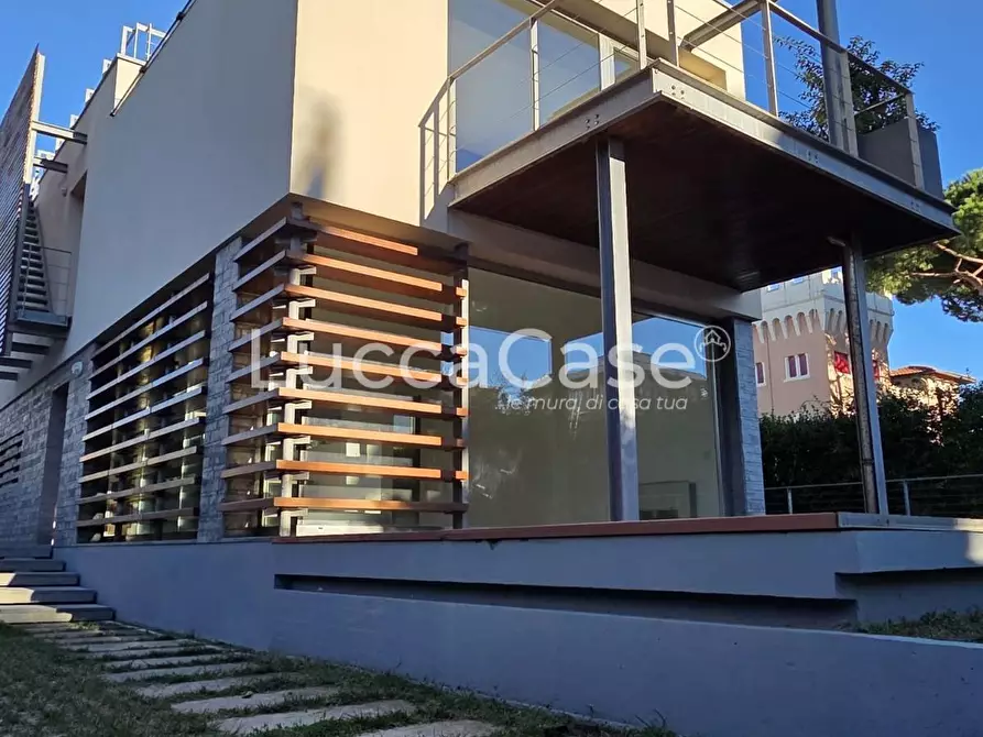 Immagine 4 di Villa in vendita  a Camaiore