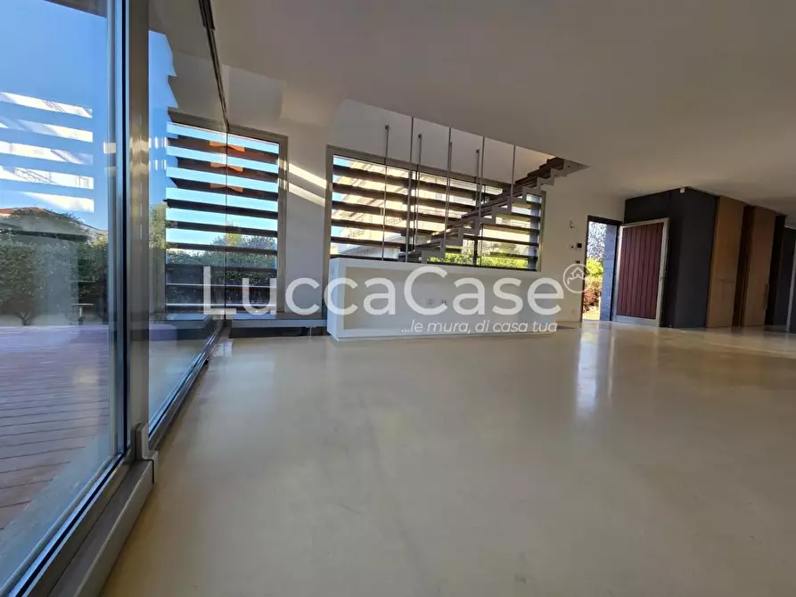 Immagine 7 di Villa in vendita  a Camaiore