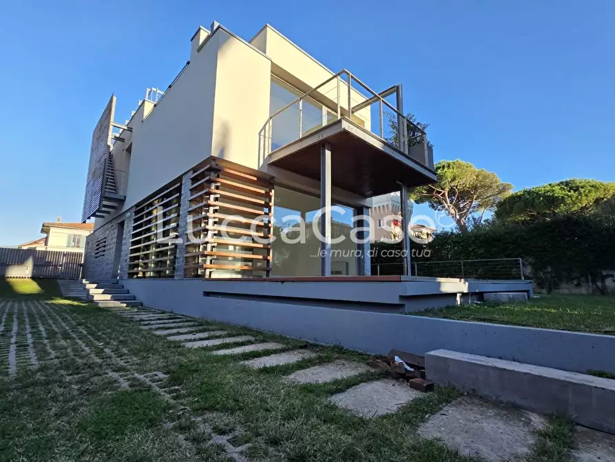 Immagine 1 di Villa in vendita  a Camaiore