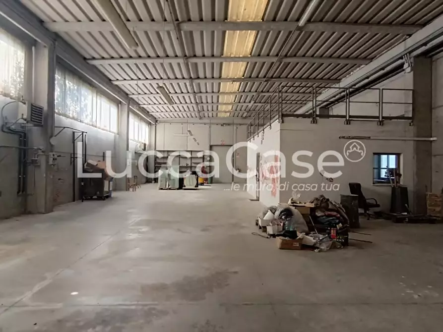 Immagine 28 di Attività artigianale in affitto  a Porcari