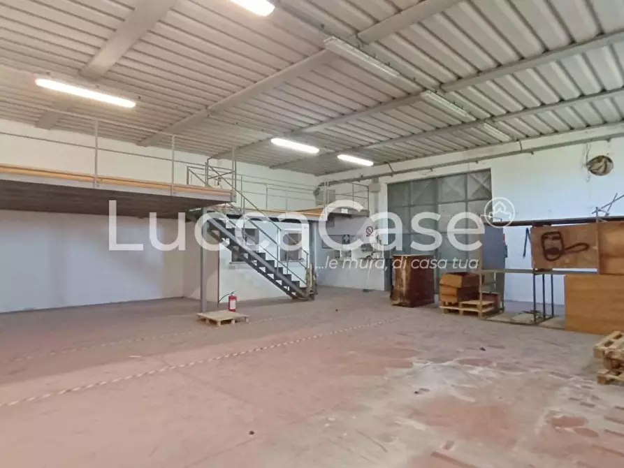 Immagine 11 di Attività artigianale in affitto  a Porcari